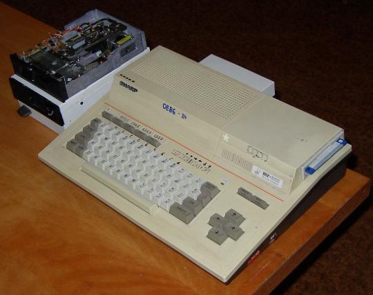 SHARP MZ811 s vestavěnou disketovou mechanikou